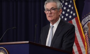 黄金交易提醒：鲍威尔“鹰”气逼人，金价受阻2400关口，警惕震荡筑顶风险